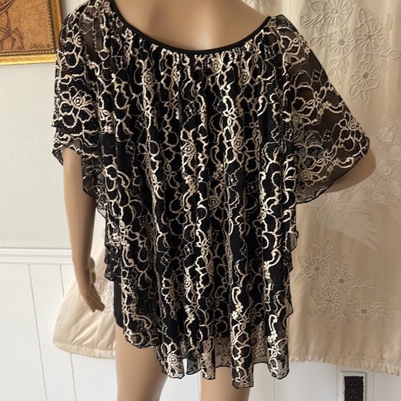 Flowy lace top with sewn in lining - Picture 3 of 3